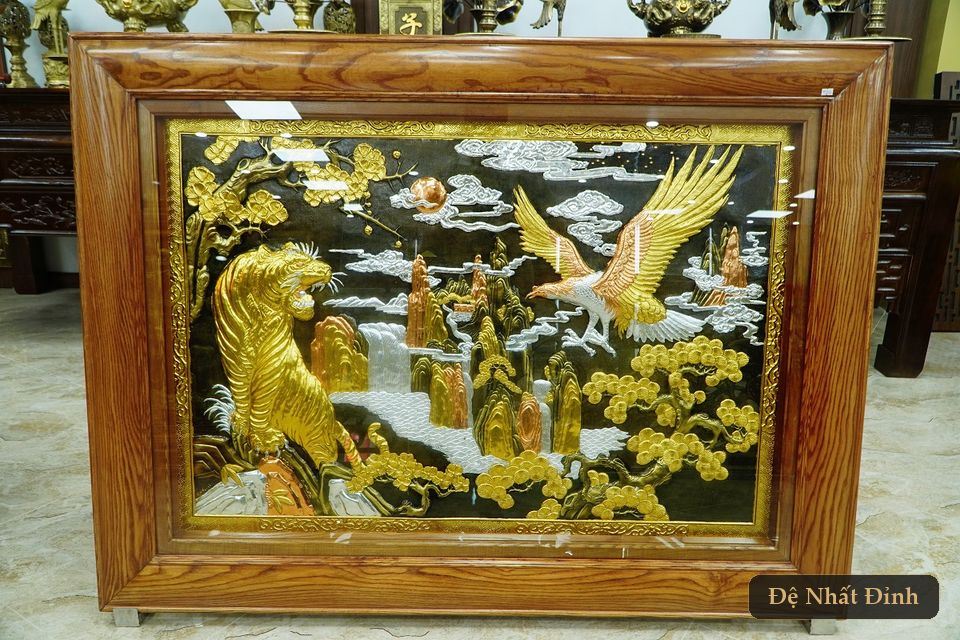 Tranh đồng chạm thủ công tại xưởng Đệ Nhất Đỉnh