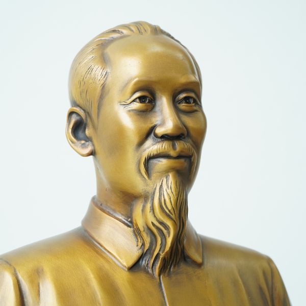 Tượng bán thân Chủ tịch Hồ Chí Minh bằng đồng