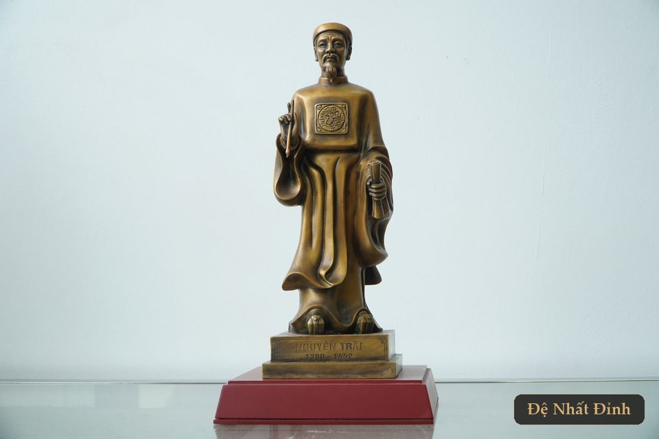 Tượng Nguyễn Trãi bằng đồng, các góc chụp