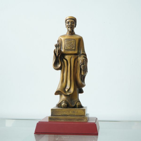 Tượng Nguyễn Trãi bằng đồng