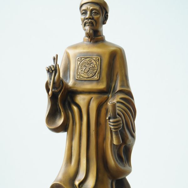 Tượng Nguyễn Trãi bằng đồng