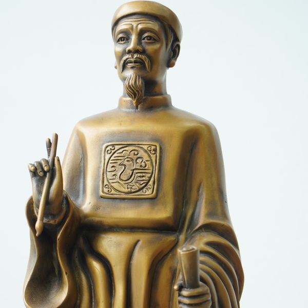 Tượng Nguyễn Trãi bằng đồng