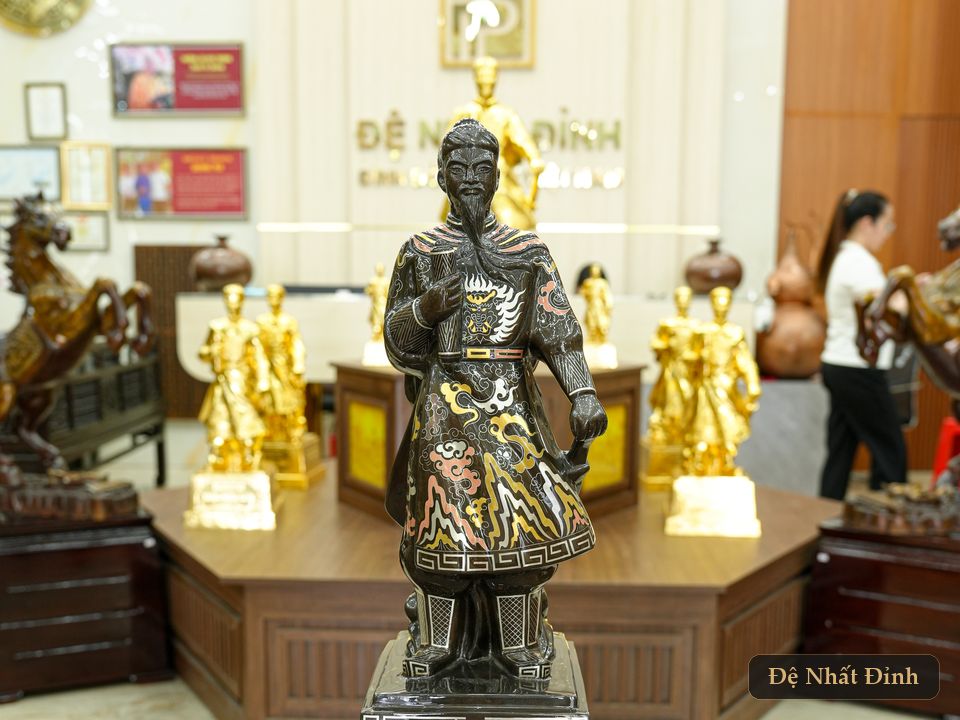 Tượng Trần Hưng Đạo khảm ngũ sắc