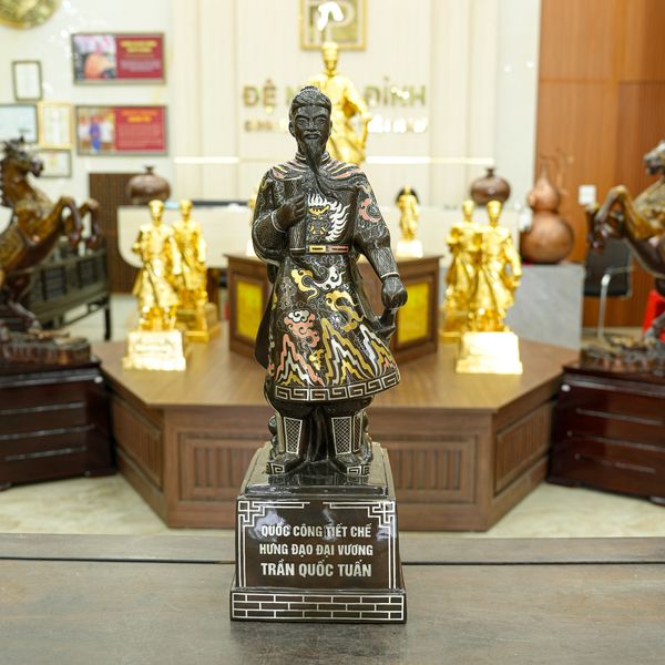 Tượng Trần Hưng Đạo khảm ngũ sắc