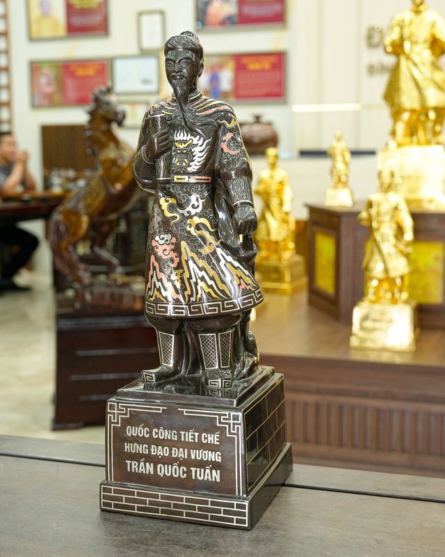 Tượng Trần Hưng Đạo khảm ngũ sắc