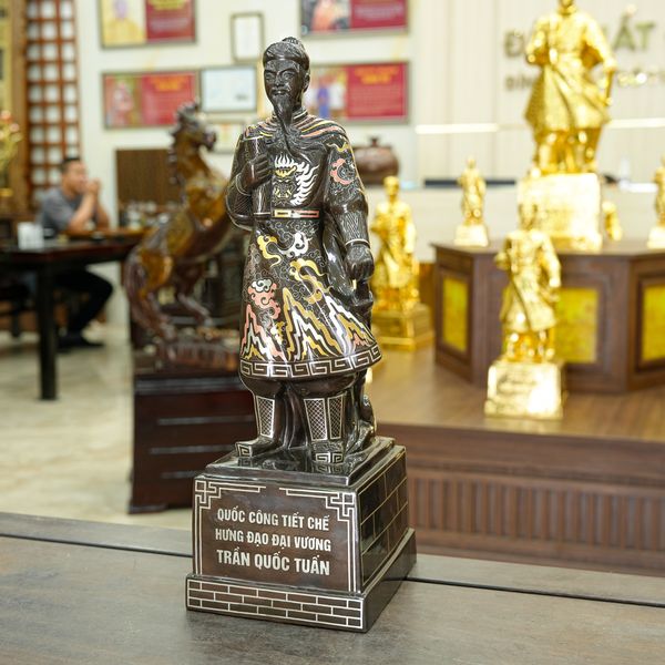 Tượng Trần Hưng Đạo khảm ngũ sắc