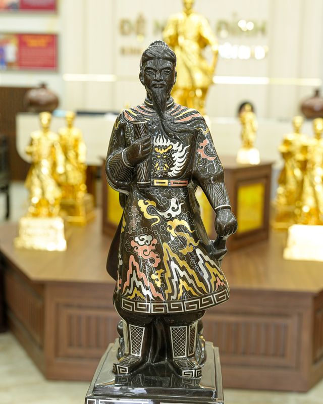 Tượng Trần Hưng Đạo khảm ngũ sắc