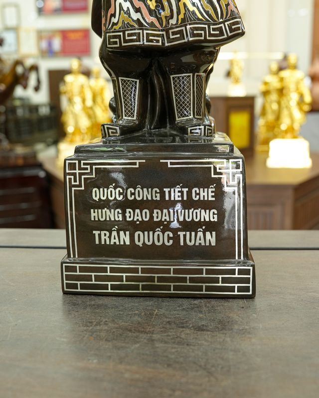 Tượng Trần Hưng Đạo khảm ngũ sắc