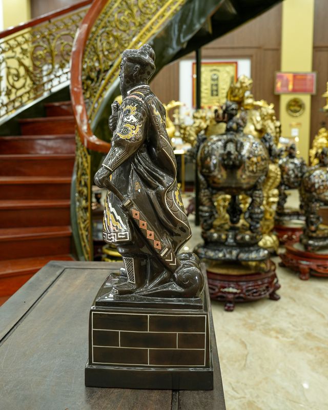 Tượng Trần Hưng Đạo khảm ngũ sắc