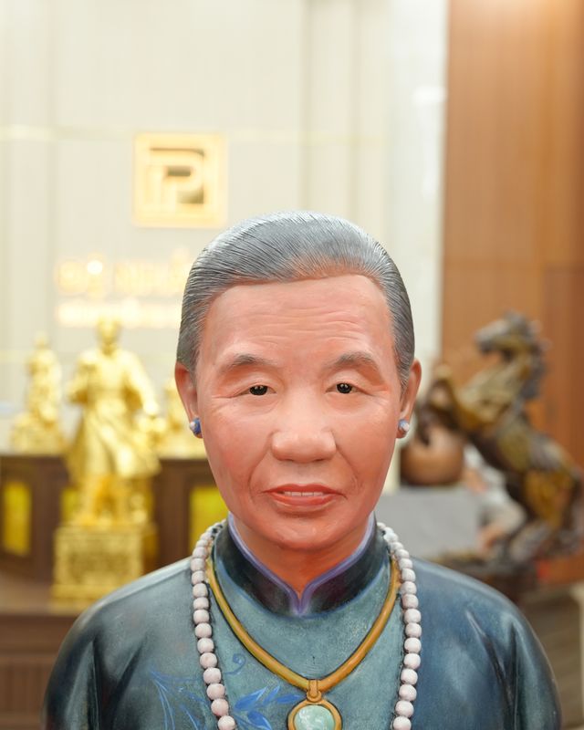 Tượng đồng truyền thần vẽ phấn diện