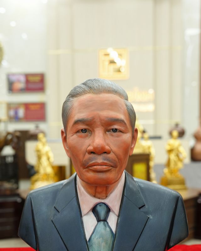 Tượng đồng truyền thần vẽ phấn diện