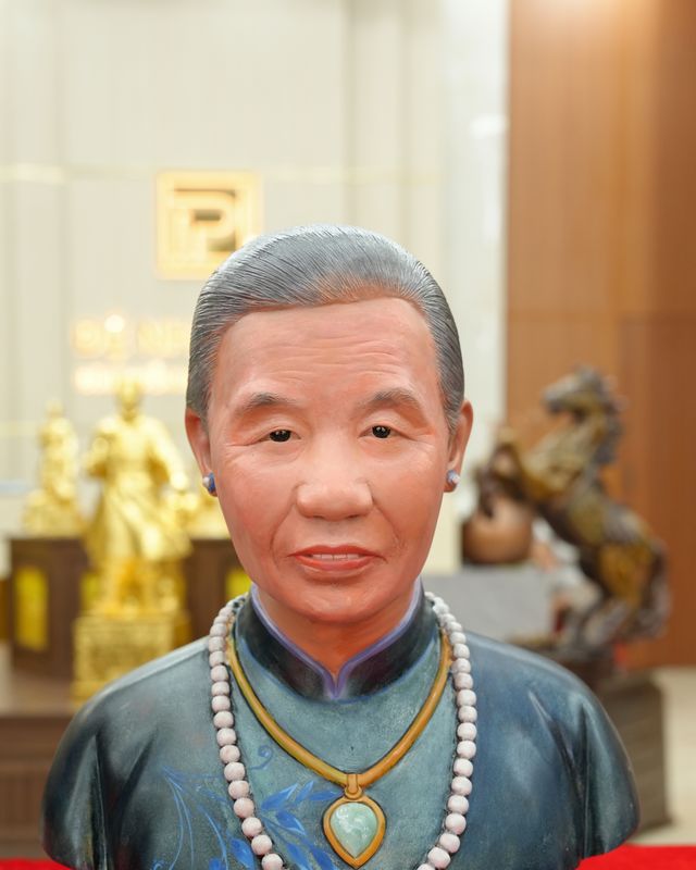 Tượng đồng truyền thần vẽ phấn diện