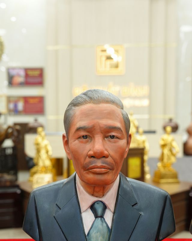 Tượng đồng truyền thần vẽ phấn diện