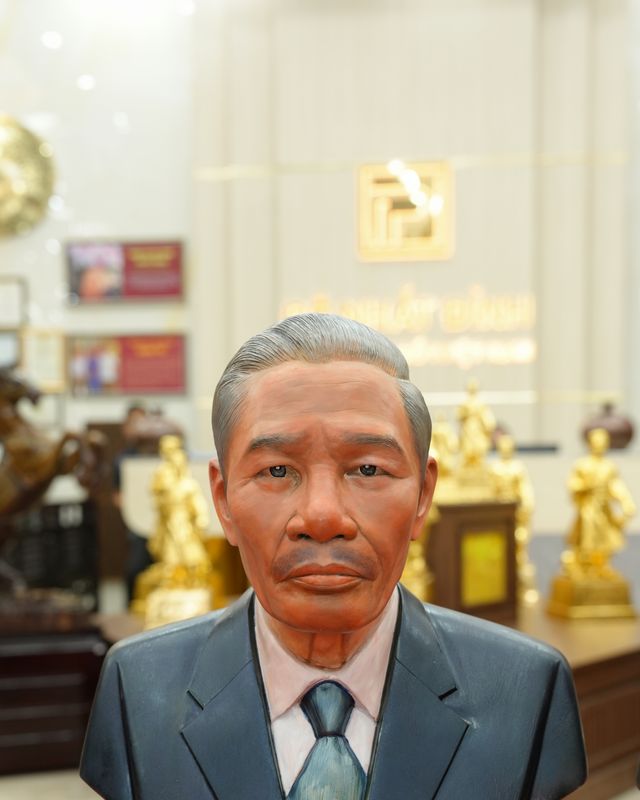 Tượng đồng truyền thần vẽ phấn diện