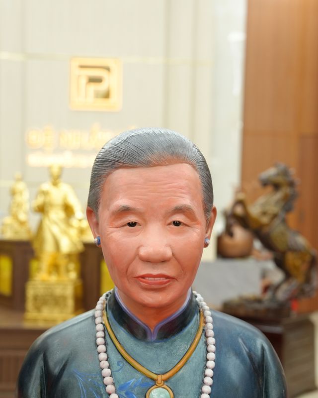 Tượng đồng truyền thần vẽ phấn diện