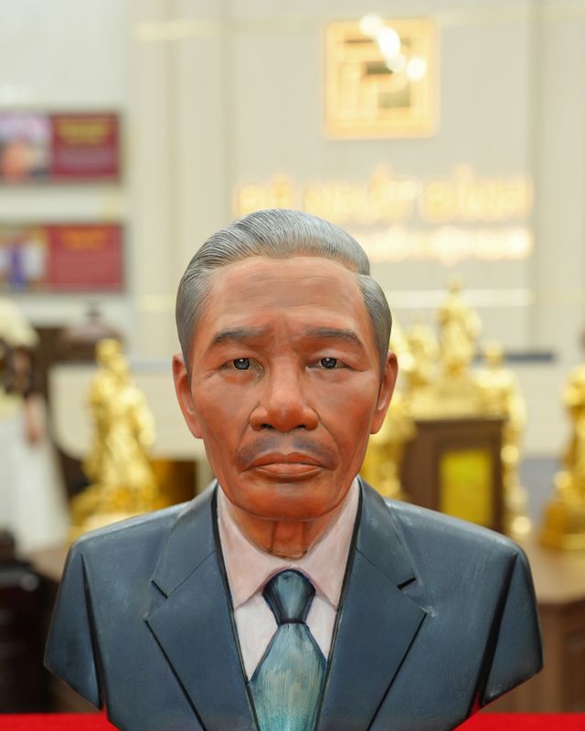 Cặp tượng truyền thần ông bà vẽ phấn diện