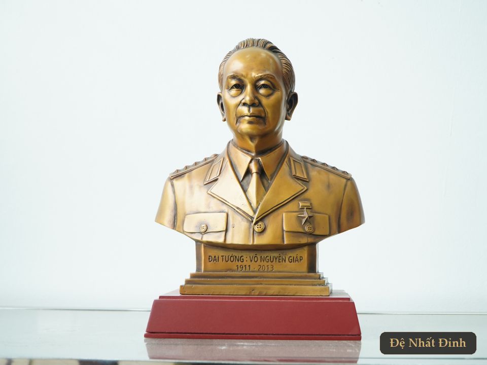 Tượng Võ Nguyên Giáp